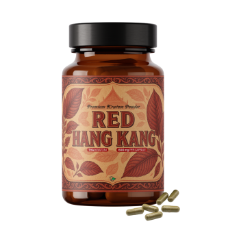 Jantarová skleněná lahvička prémiového kratomového prášku s označením Red Hang Kang Thai Kratom 600 mg na kapsli, s červeným botanickým listem na etiketě a několika červenými kratomovými kapslemi ležícími před lahví na bílém pozadí.