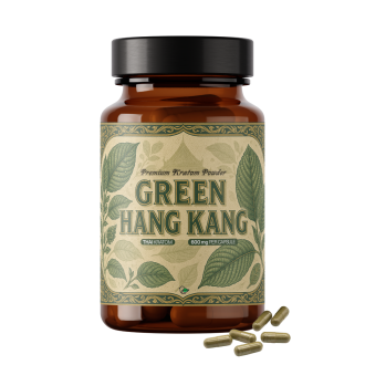 Jantarová skleněná lahvička prémiového kratomového prášku s označením Green Hang Kang Thai Kratom 600 mg na kapsli, se zeleným botanickým motivem listů na etiketě a několika zelenými kratomovými kapslemi ležícími před lahví na bílém pozadí.