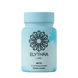 Modrá lahvička Elythra Labs MIT70 s černým květinově-geometrickým logem a nápisem „70 mg mitragyninové tablety – Tropický kokos“, doplněná o motivy palmových listů