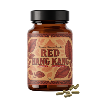 Jantarov&aacute; skleněn&aacute; lahvička pr&eacute;miov&eacute;ho kratomov&eacute;ho pr&aacute;&scaron;ku s označen&iacute;m Red Hang Kang Thai Kratom 600 mg na kapsli, s červen&yacute;m botanick&yacute;m listem na etiketě a několika červen&yacute;mi kratomov&yacute;mi kapslemi lež&iacute;c&iacute;mi před lahv&iacute; na b&iacute;l&eacute;m pozad&iacute;.