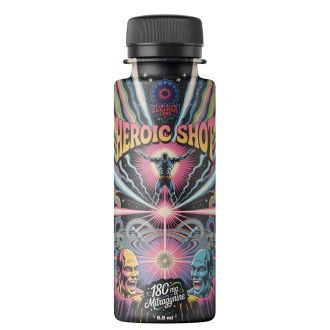 Lahvička Elythra Labs Heroic Shot, 8.8 ml ultra koncentrovaný kratomový energetický shot s 180 mg Mitragyninu. Psychedelický design etikety s výrazným kosmickým motivem, zářivou postavou hrdiny a živými barvami symbolizujícími extrémní sílu.